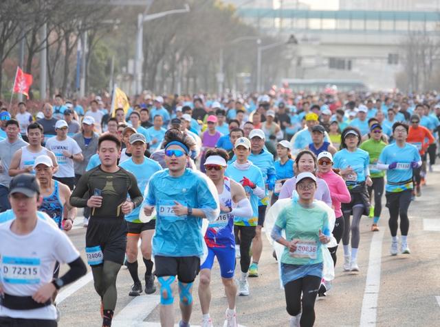 关于运动员身姿矫健，奔跑在赛场上，焦点聚集的信息