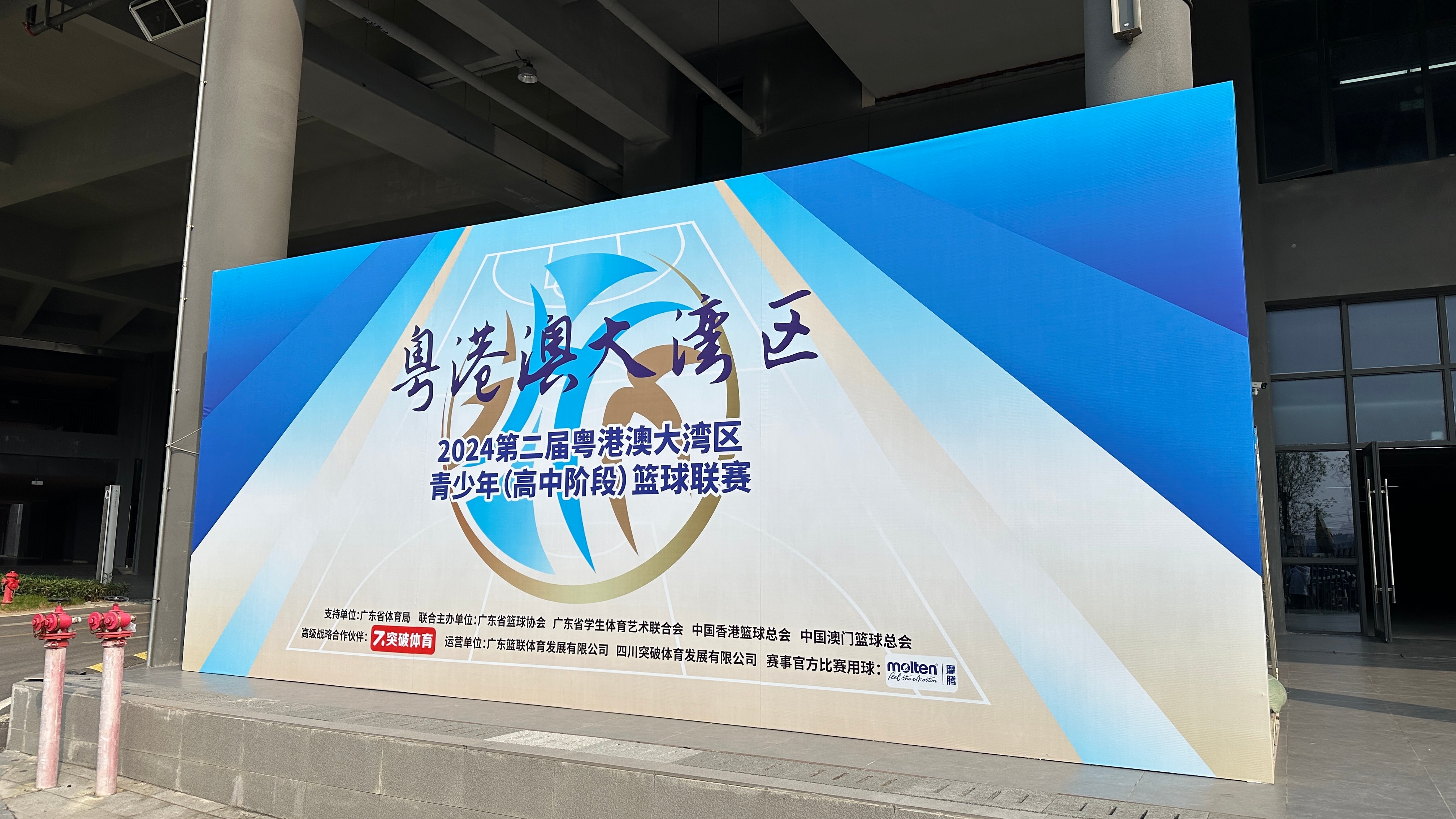精彩比赛吸引大批观众关注，赛事声势浩大 精彩比赛吸引大批观众关注,赛事声势浩大的句子 