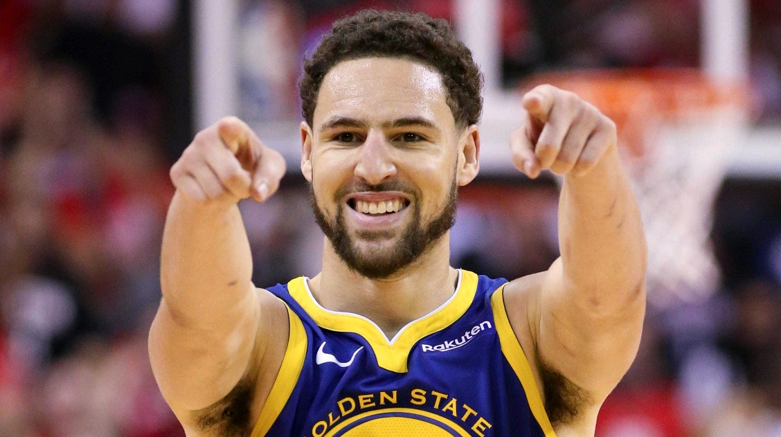 球场飒爽英姿！NBA比赛中男神亮相 